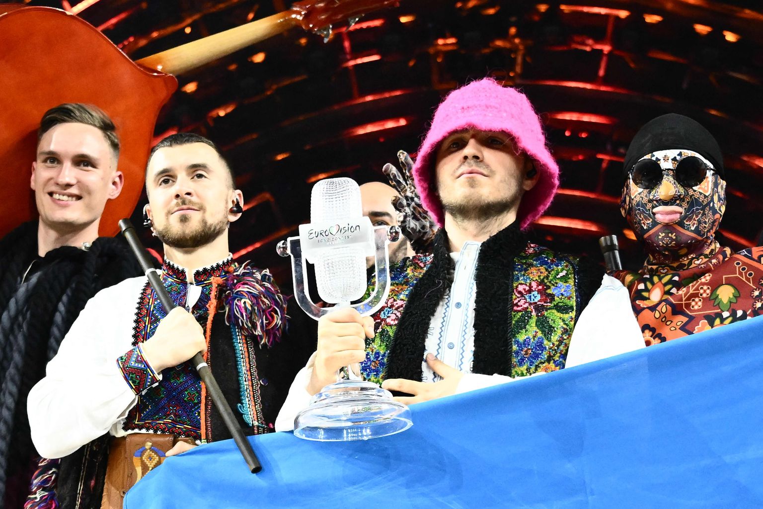 Kalush Orchestra liikmed poseerimas pärast Eurovisiooni võitu.
