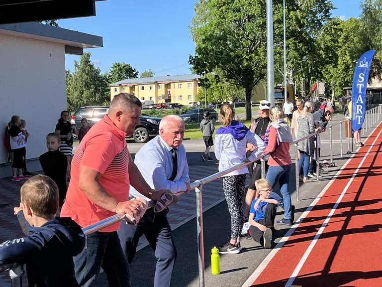 Teisipäeval said Suure-Jaani renoveeritud staadionil teoks esimesed võistlused.