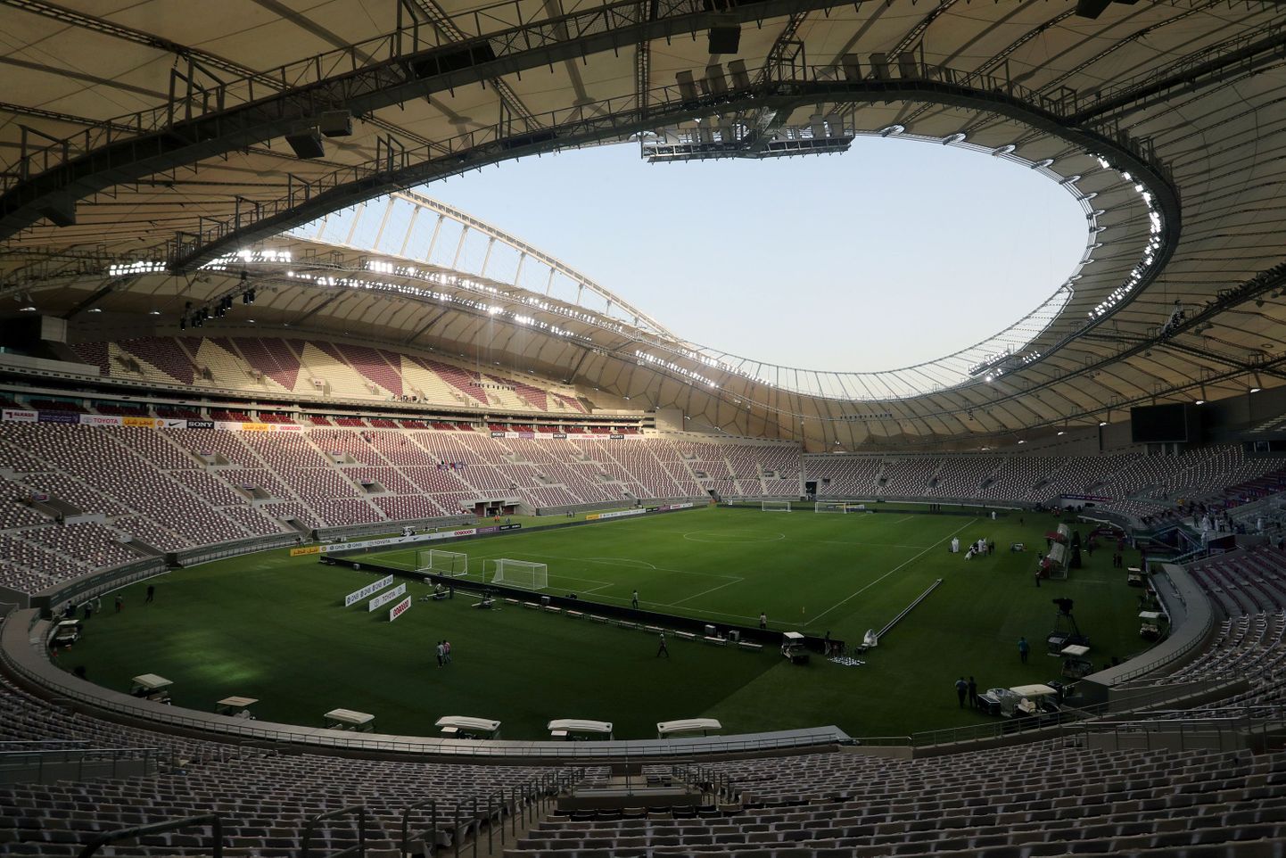 Khalifa rahvusvaheline staadion Katari pealinnas Dohas peaks viie aasta pärast võõrustama jalgpalli MM-finaalturniiri mänge. Katari ja tema naabrite vahel puhkenud diplomaatiline kriis seab aga suurvõistluse toimumise kohale küsimärke.