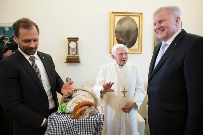 Традиционные брецели в корзине.