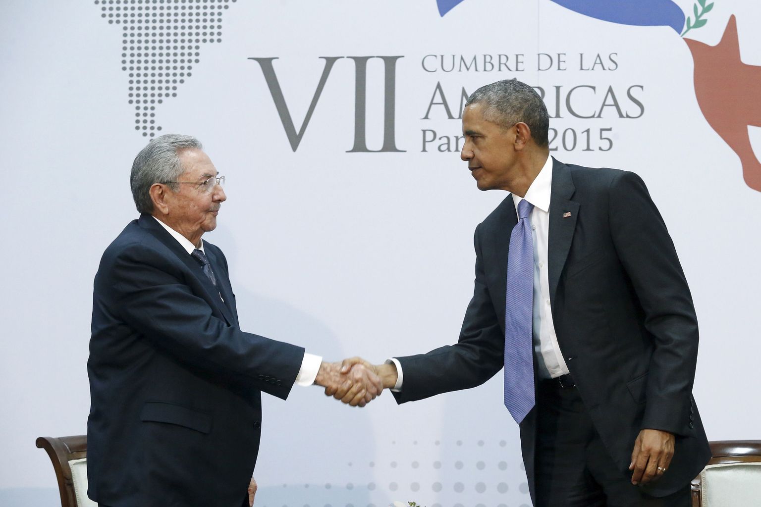 Barack Obama (paremal) ja Raul Castro