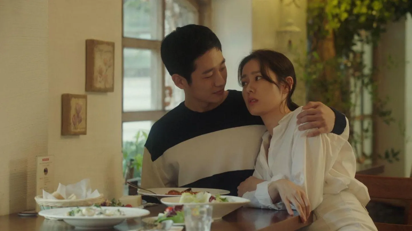 «Midagi vihmas»: Et Joon Hee Seo (Hae-In Jung) on noorem ja katkisest perest, ei meeldi Jin-ah Yooni (Ye-jin Son) vanematele nende suhe. FOTO: Imdb.com