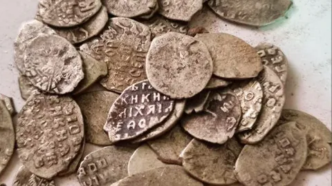 Sensatsiooniline leid Moskvas: ajaloolise kaupmehemaja restaureerimisel avastati ligi 20 000 hõbemünti