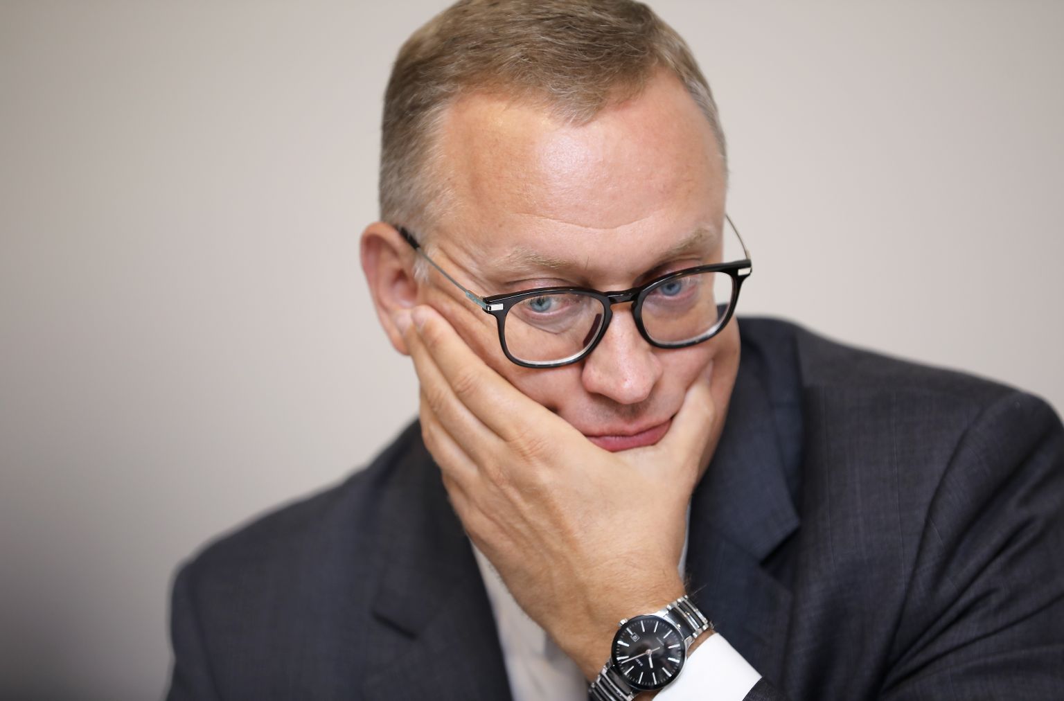 Advokāts Jānis Zelmenis piedalās preses konferencē, kurā tiek sniegts skaidrojums par KNAB veiktajām kriminālprocesuālajām darbībām un izvirzītajiem pārmetumiem Rīgas domes deputātei, no amata atstādinātai Latvijas Universitātes rektora vietniecei Baibai Brokai, kas saistīti ar ziedojumu Latvijas Biatlona federācijai.