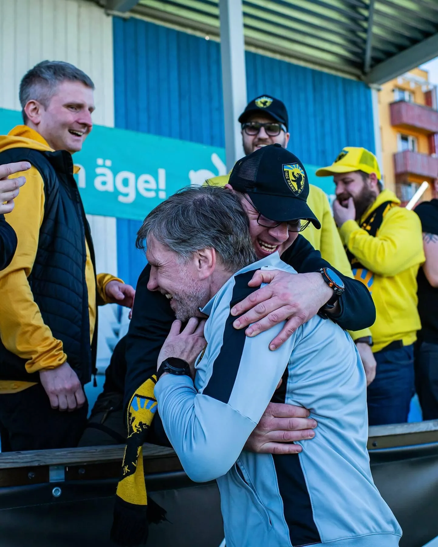Peatreener Igor Prins sattus Tartu Tammeka alistamise järel fännide embusse.