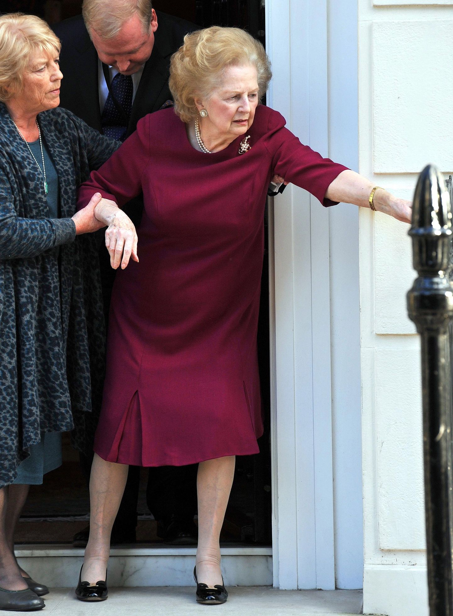 Margaret Thatcher haiglast lahkumas.
