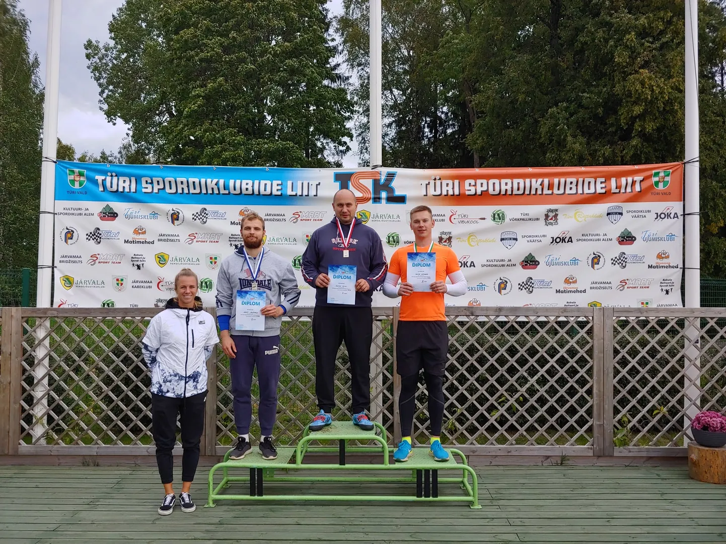 Meeste kuulitõuke ja kettaheite esikolmik oli täpselt sama: esikoht Neemo Kull, teine koht Gert Valdsalu ja kolmas Kevin Kangur. Spordimehi autasustas Grit Šadeiko.