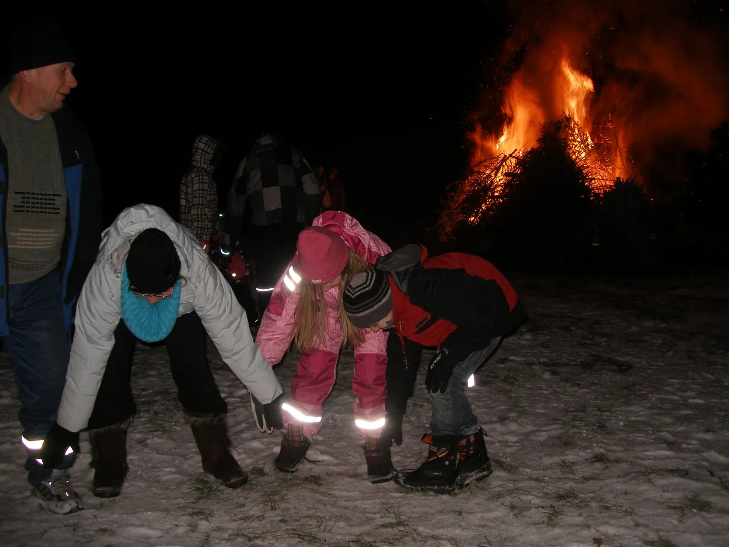 Tõrvas Riiska järve kaldal toimus tulerituaal, mille käigus põletati ära linlaste toodud jõulukuused.