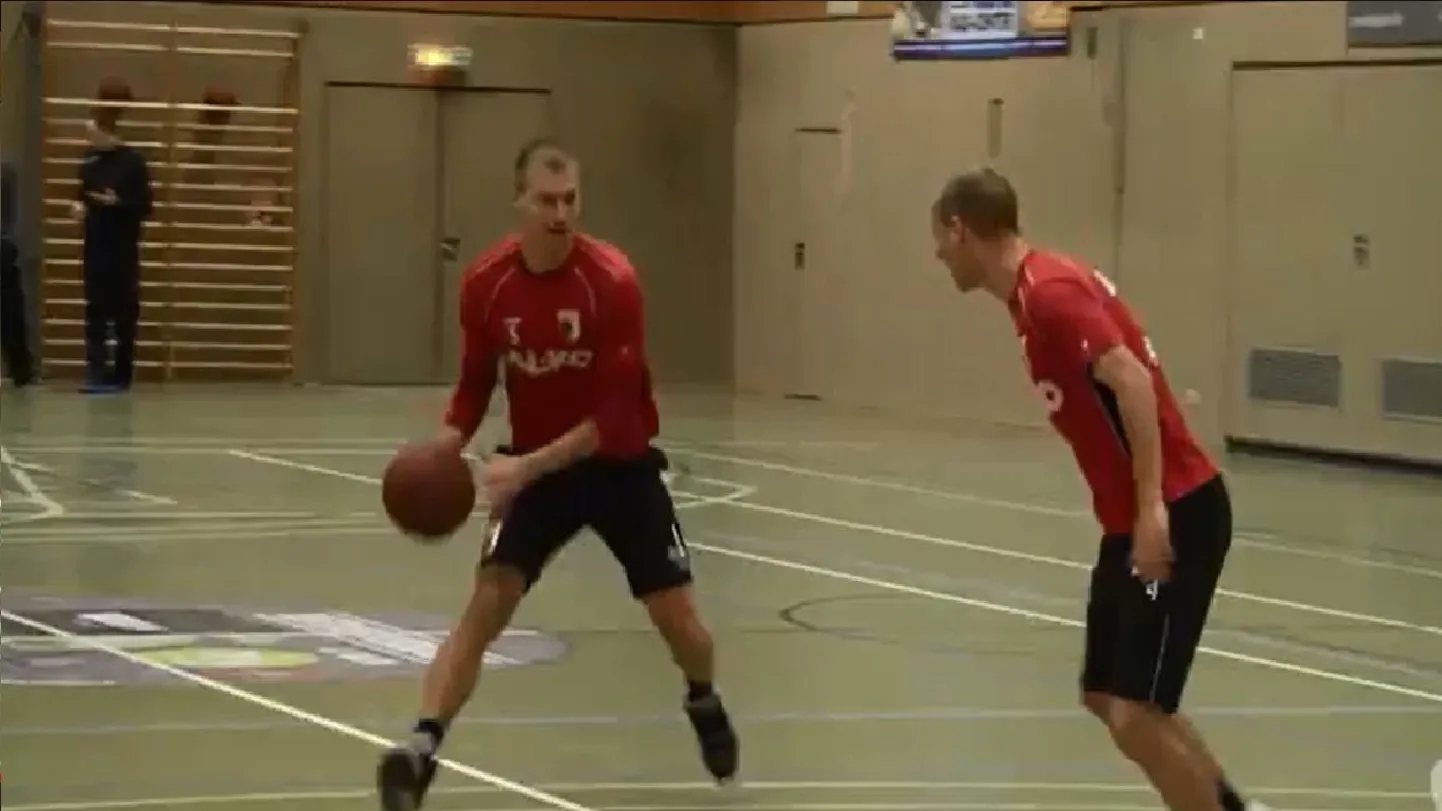 Ragnar Klavan (vasakul) korvpallitrennis.