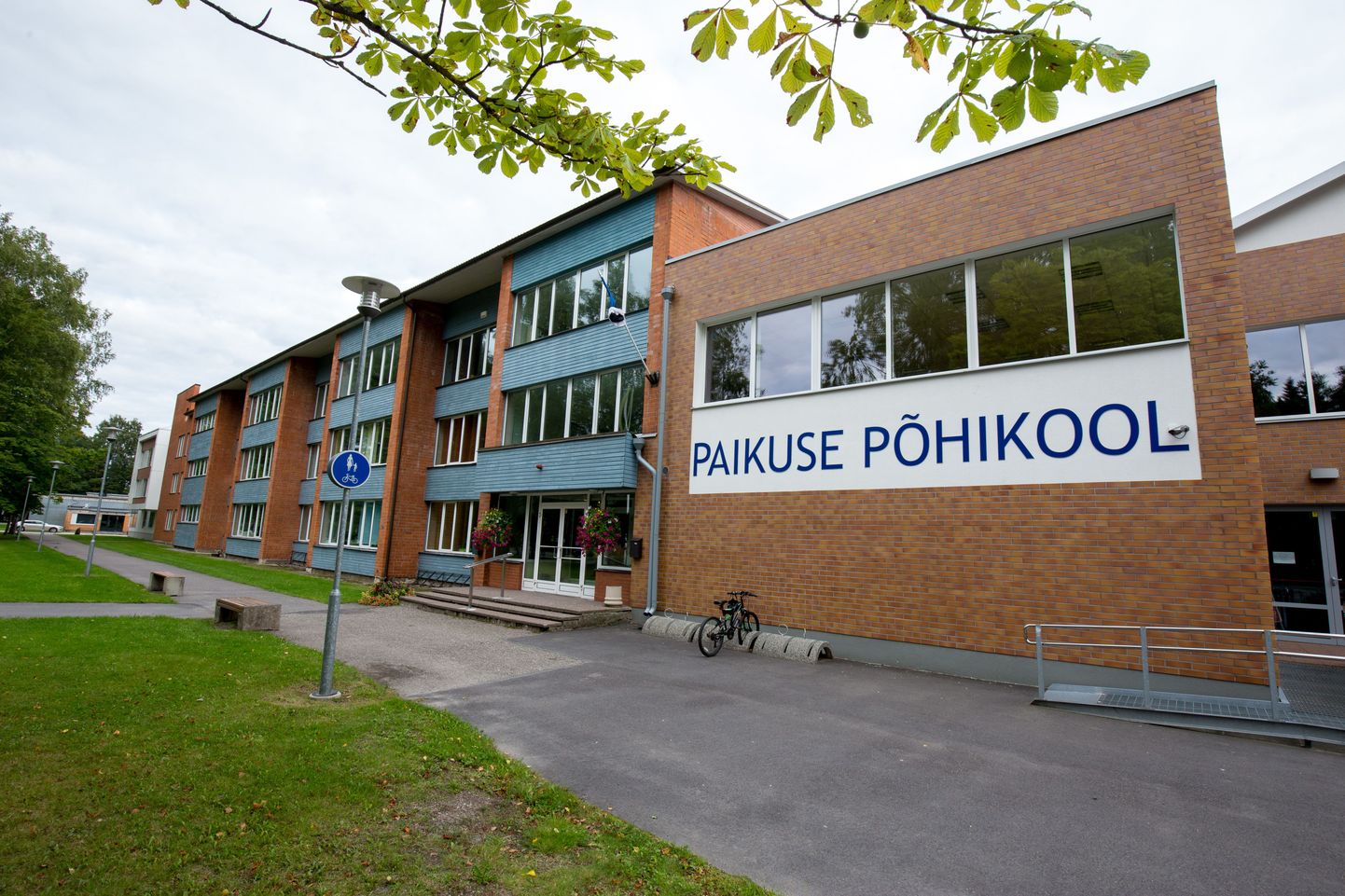 Paikuse kool on kasvanud Eesti suurimaks maapõhikooliks ning ümber vana koolimaja on ehitatud moodsaid abihooneid. Nüüd tahetakse põhihoone ambitsioonika plaani järgi korda teha.