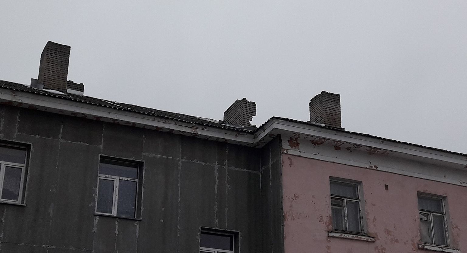 Разрушающаяся дымовая труба на крыше многоквартирного дома в Кивиыли стала опасной для пешеходов внизу.
