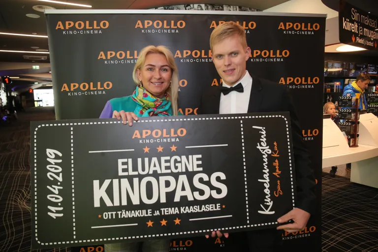 Apollo Kino tegevjuht Kadri Ärm andmas «filmistaar» Ott Tänakule üle Apollo Kino eluaegset kinopiletit.