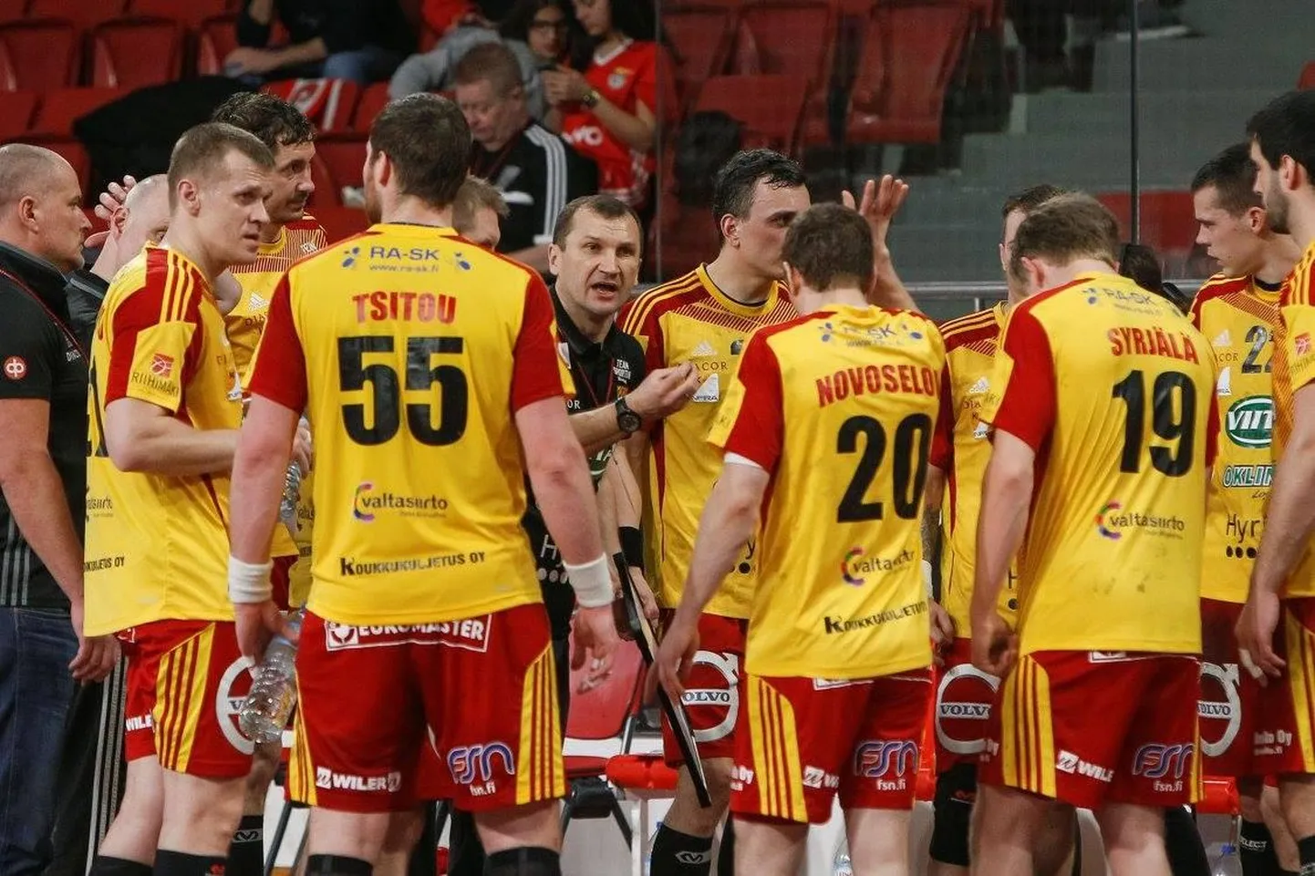 Riihimäe Cocksil ja Soome käsipallil on käsil kuldsed ajad. Väga rahvusvahelise koosseisuga meeskonnas on tänu Paavo Nelkele (vasakult esimene) esindatud ka Eesti trikoloor.