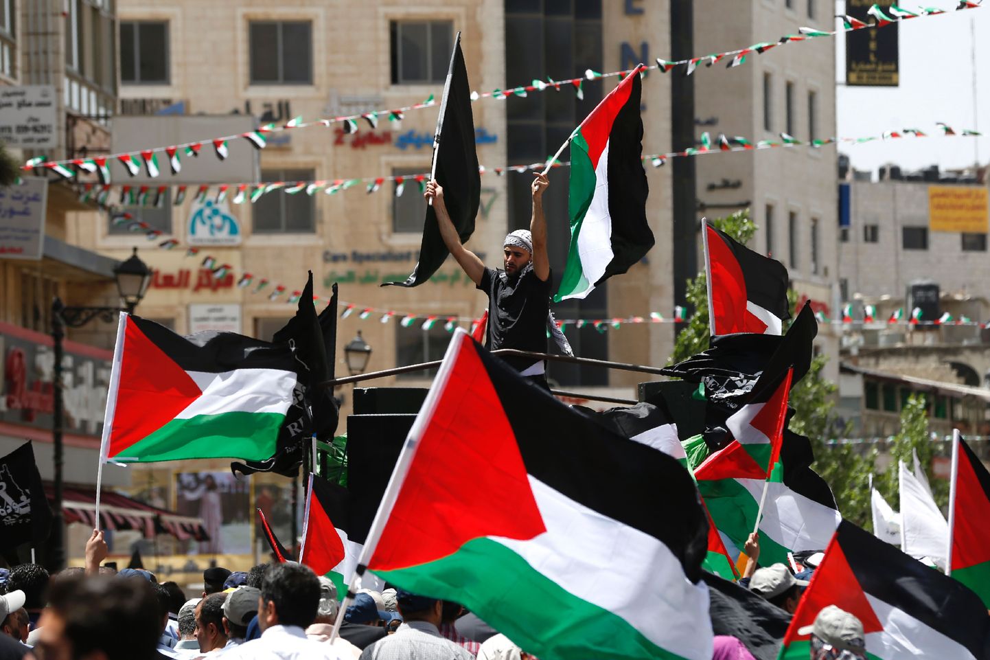 Palestiinlased riigipühal riigilippu lehvitamas.