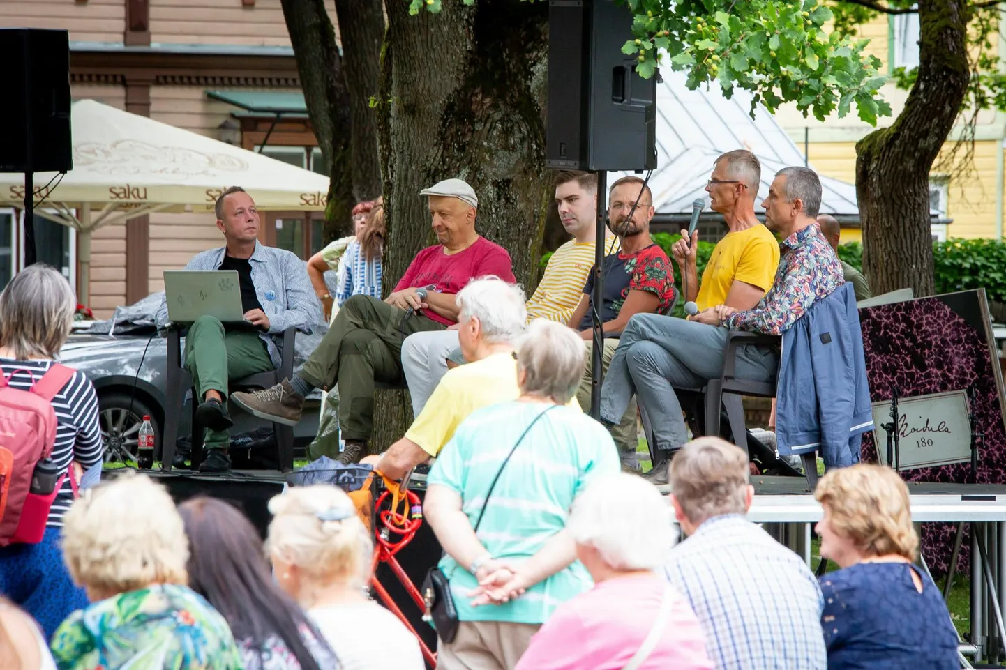 Kaupo Meiel (vasakul) juhtisPärnu  kirjandusfestivalil arutelu, kus vaeti, kuidas eesti keelega edasi toimetada.