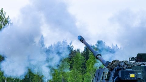 GALERII ⟩ Kaitseväe liikursuurtükid harjutasid sihtmärkide tabamist