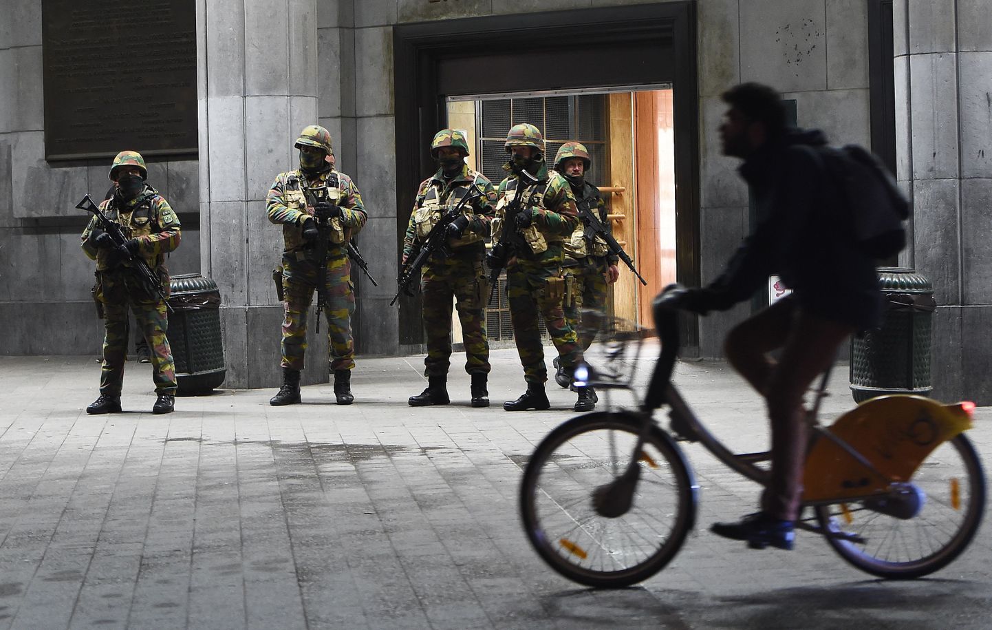 Военные на улицах Брюсселя.