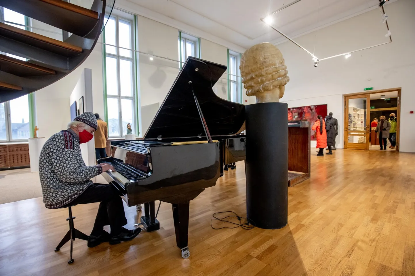 Uue kunsti muuseum visati Esplanaadi 10st välja ja kolis Iseseisvuse väljaku äärde.