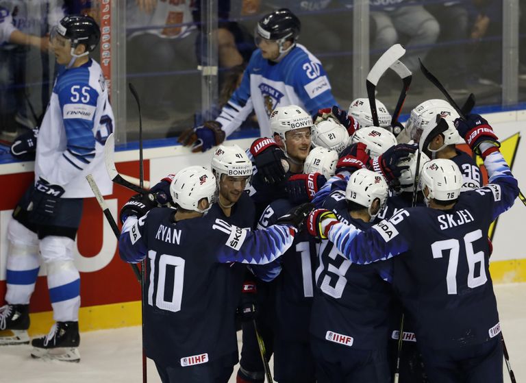 Хоккеисты сборной США празднуют победу 3:2 в овертайме над командой Финляндии