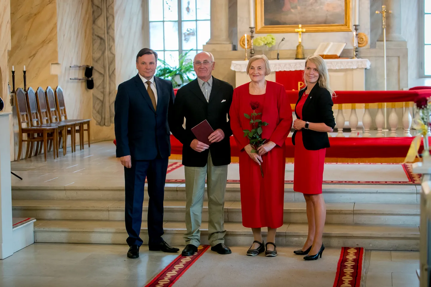 Kuldpulmapaar Lea ja Karl Keerd. Vasakul Saaremaa vallavolikogu esimees Jaanus Tamkivi, paremal abivallavanem Kristiina Maripuu.