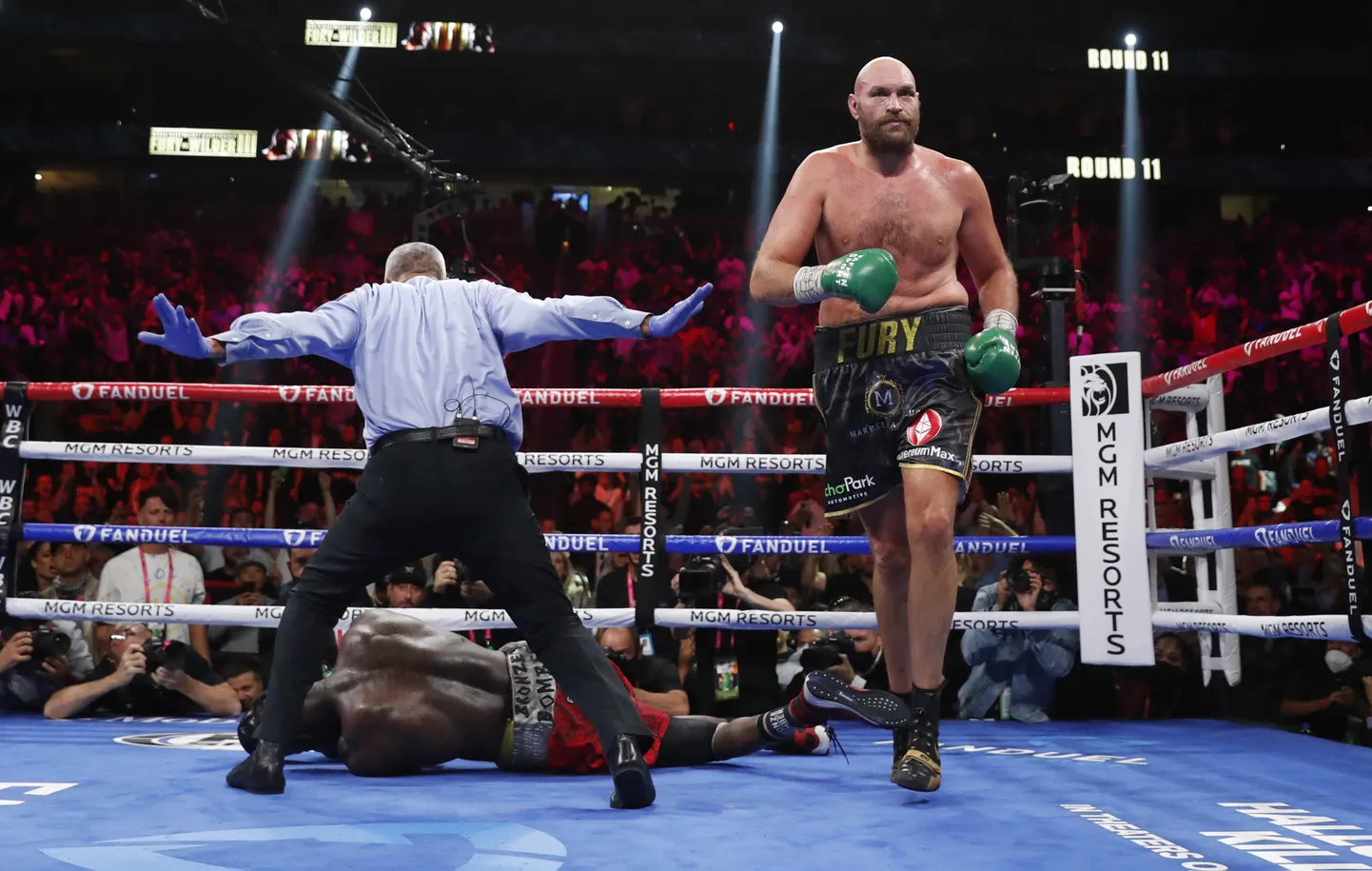 11. raundis virutas Tyson Fury (paremal) Deontay Wilderi kolmandat ja viimast korda põrandale.