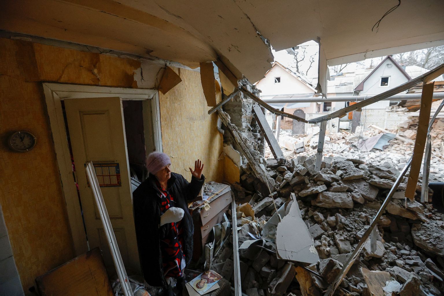 Hiljutises rünnakus vigastada saanud Svetlana Boiko oma hävitatud majas Donetski oblastis 12. märtsil 2023. aastal.