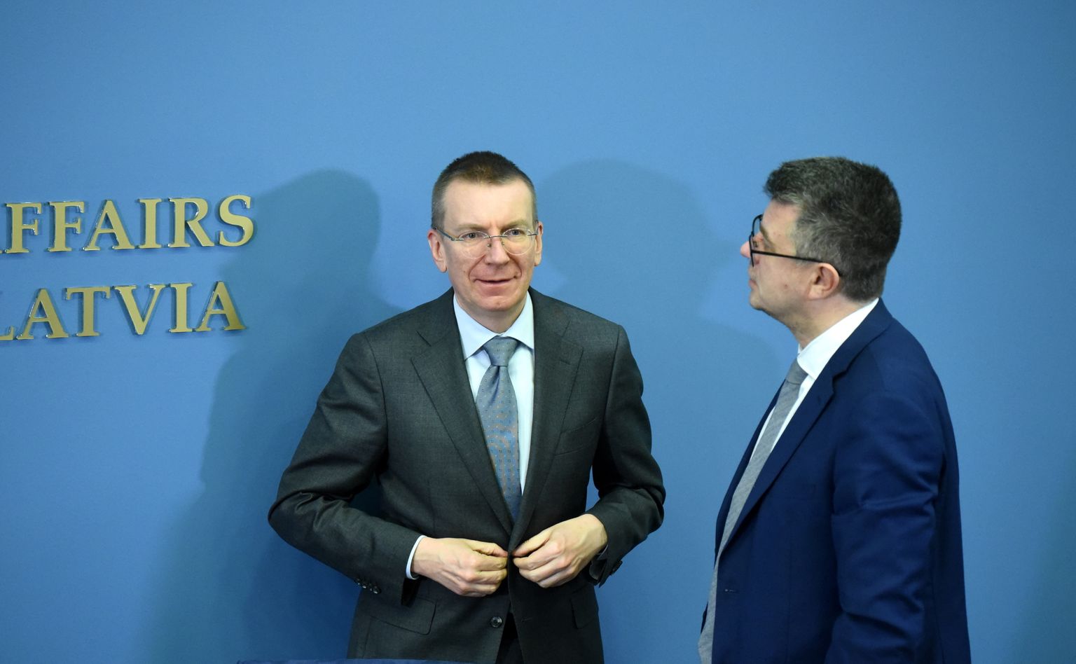 Министр иностранных дел Эстонии Урмас Рейнсалу всматривается в лицо министра иностранных дел Латвии Эдгарса Ринкевичса, 31 января 2023 года.