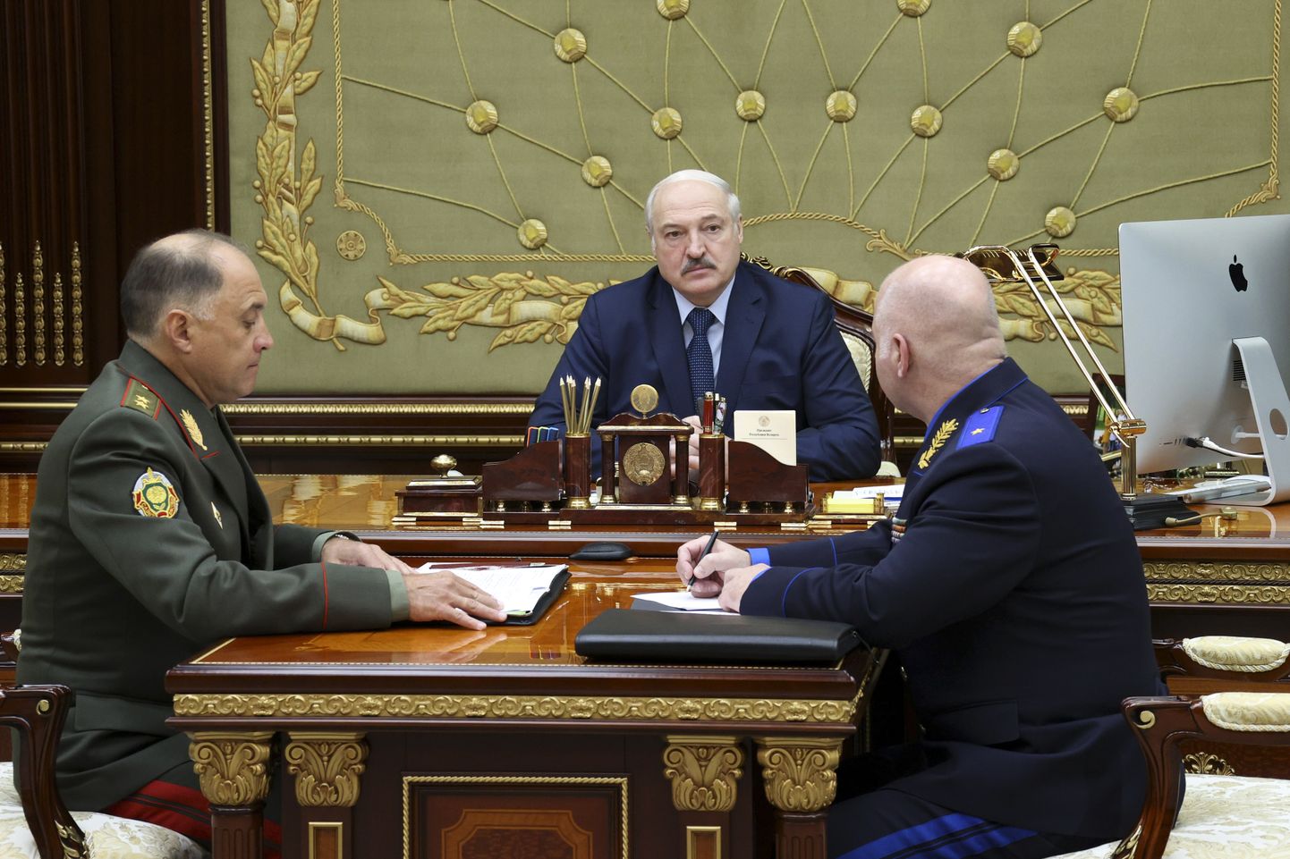 (No kreisās) Aleksandrs Volfovičs, Aleksandrs Lukašenko un Dmitrijs Gora.