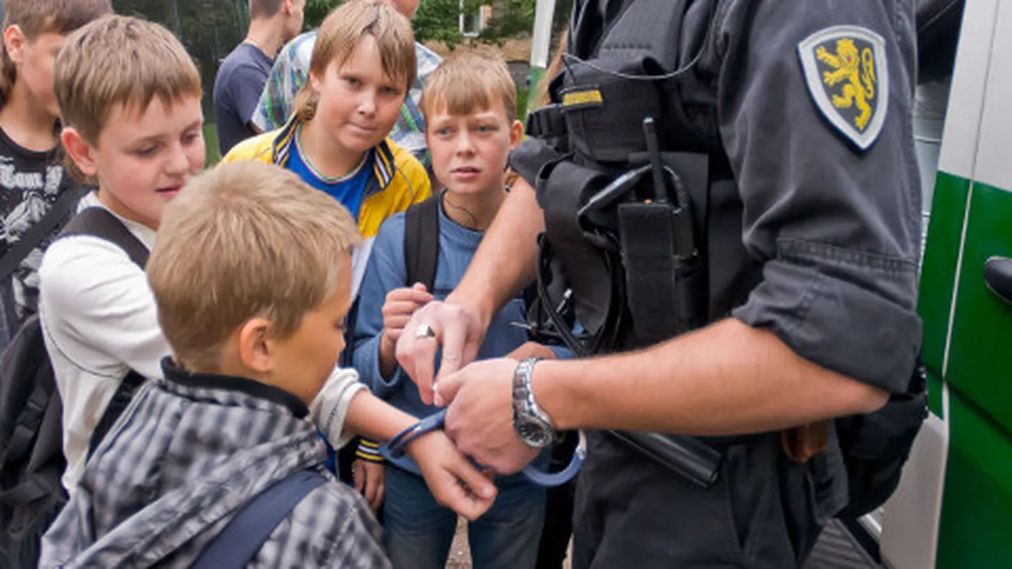 Eile toimus Narva Soldino gümnaasiumis sisekaitseakadeemia infopäev, kus 8. ja 9. klasside õpilastele tutvustati sisekaitselise eelkoolituse sisu. Oma tööd ja tehnikat tutvustasid politsei- ja piirivalveamet, päästeamet ning justiitsministeerium.