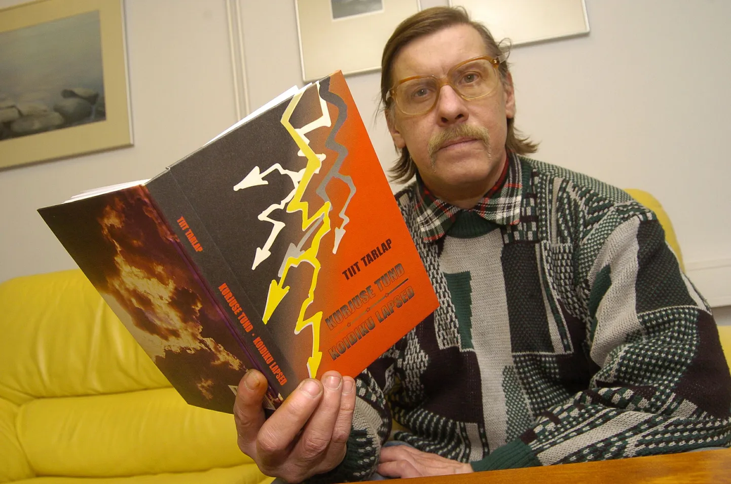Tiit Tarlap oma raamatuga, mille kaante vahel kaks romaani – "Kurjuse tund" ja "Koidiku lapsed", Pärnu Postimehe toimetuses.