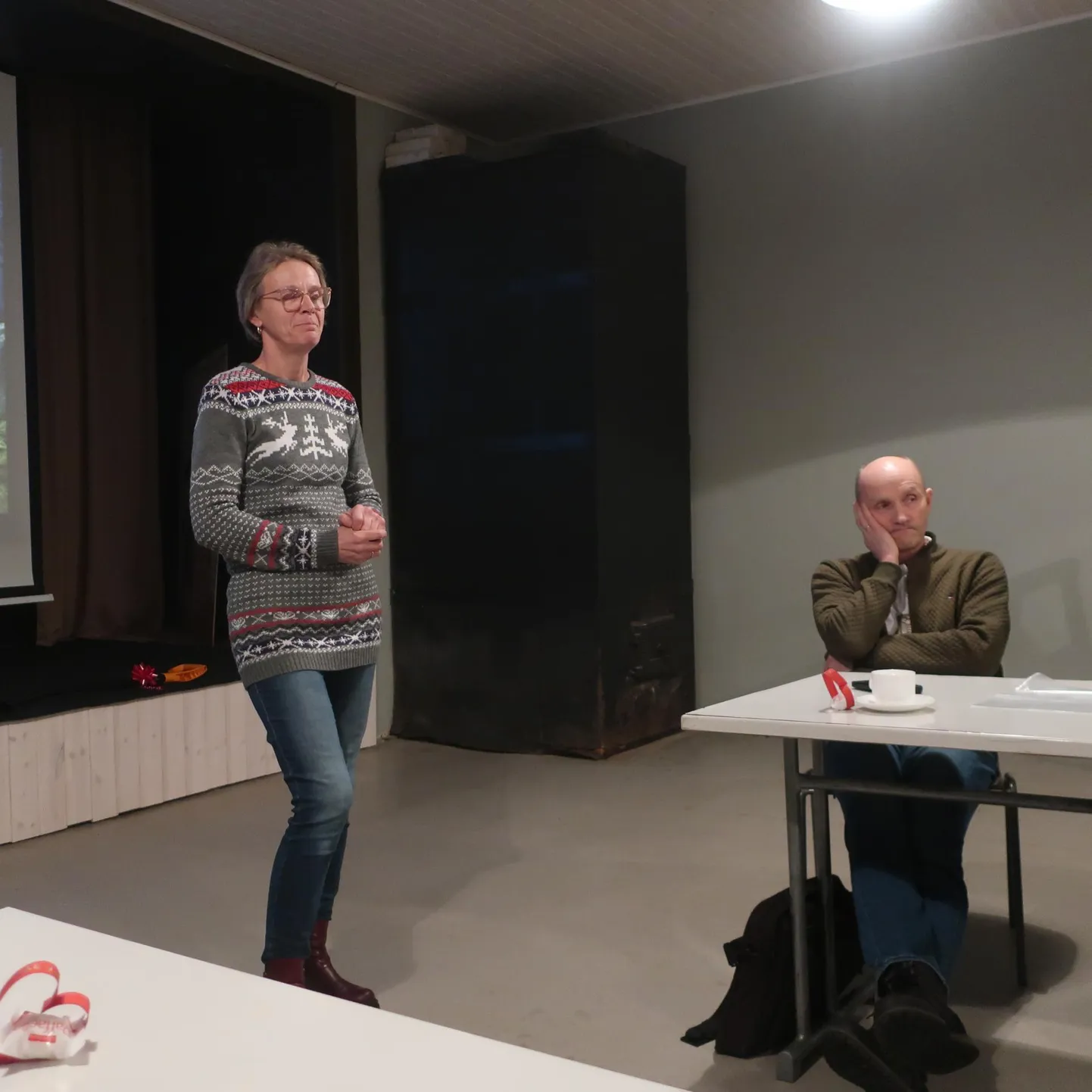Jäätmekonteinerisse sobimatu kraami lubas Ly Kamja (seisab) ise ära viia. Laua taga kuulab teda Taevaskoja külavanem Ahti Bleive.
