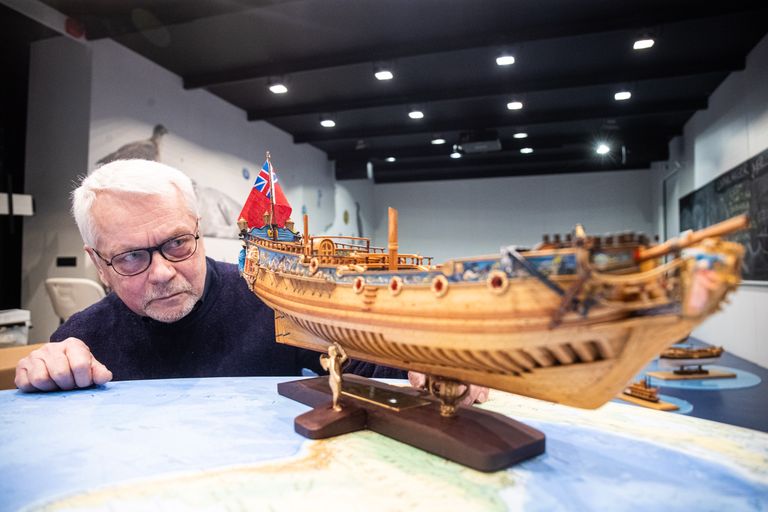 Mudelimeister Juri Žurba imetleb näitusel olevat laeva.