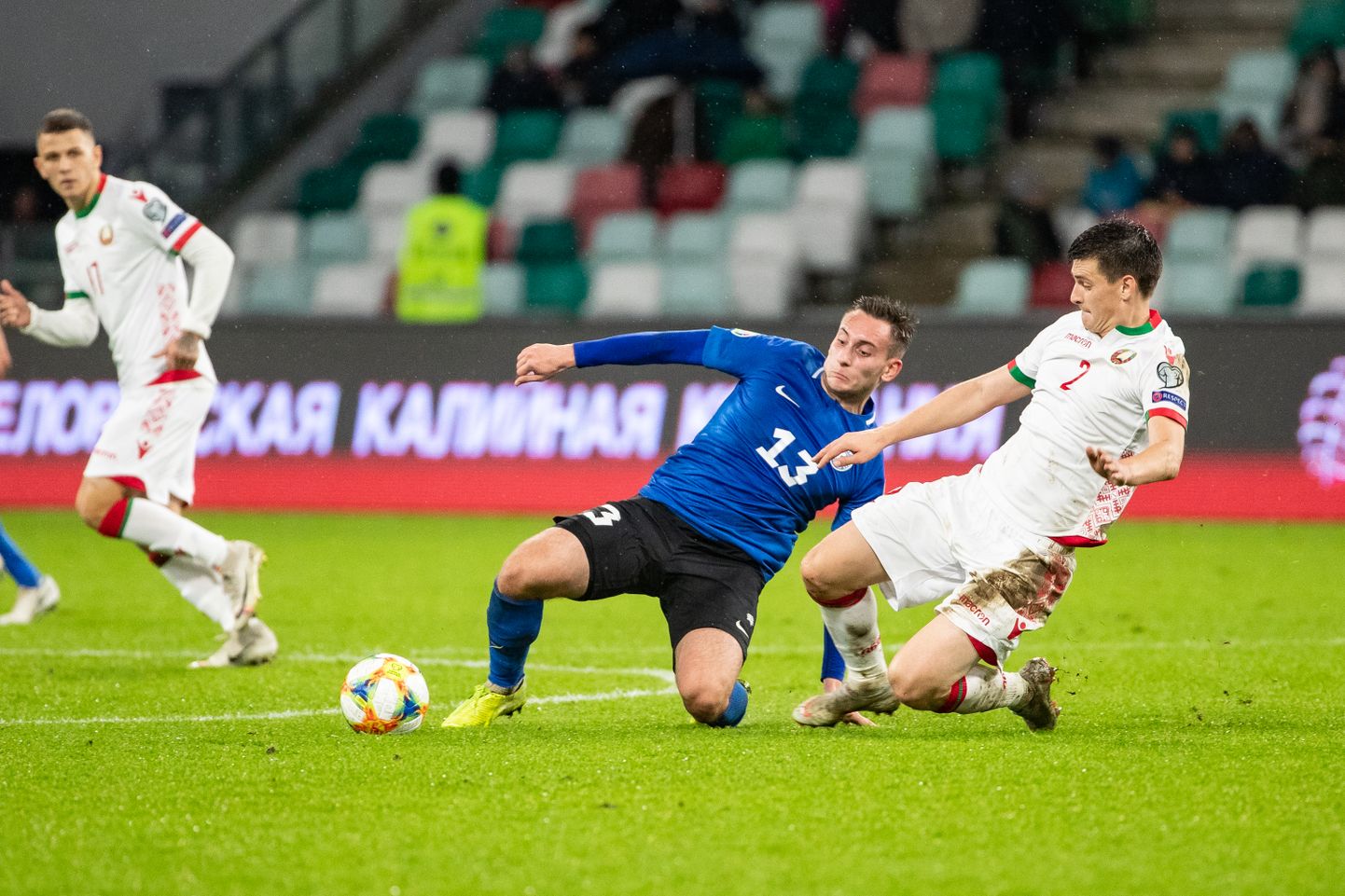 Ukraina jalgpalliklubis Rivne Veres mängiv Vladislav Kreida (keskel) Eesti koondise mänguvormis.