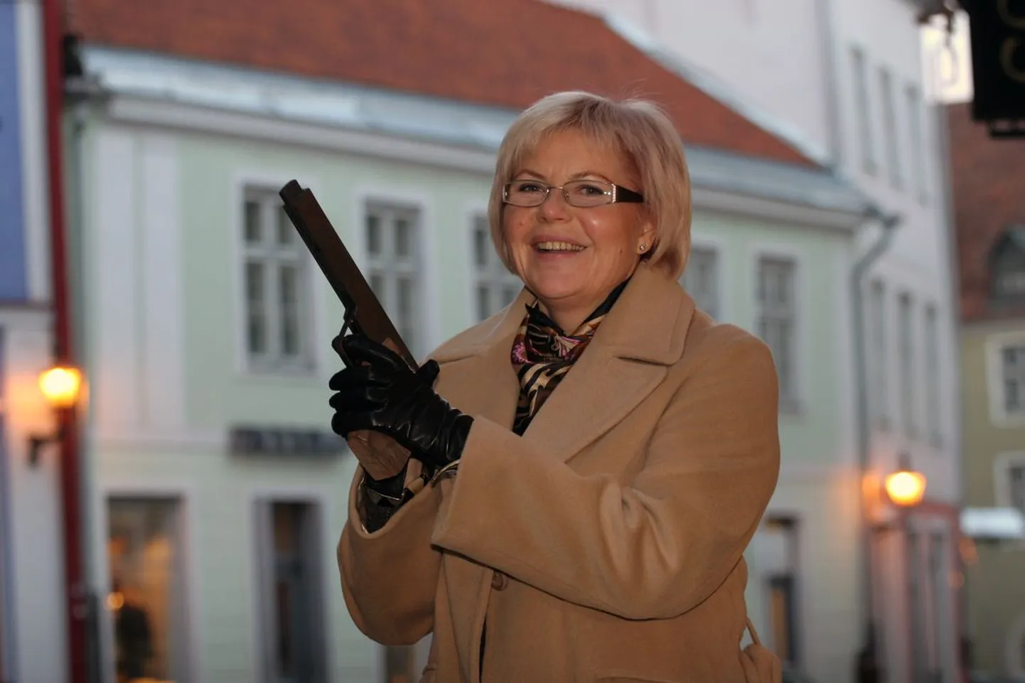 Endine maailmatasemel tipplaskur Inna Rose ei taha laskmisega enam üldse tegeleda, kuid pildi jaoks poseerib püstolimaketiga oma butiigi ees hea meelega.