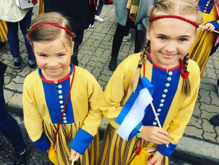 Miina Rihanna ja Rebecca laulupeol