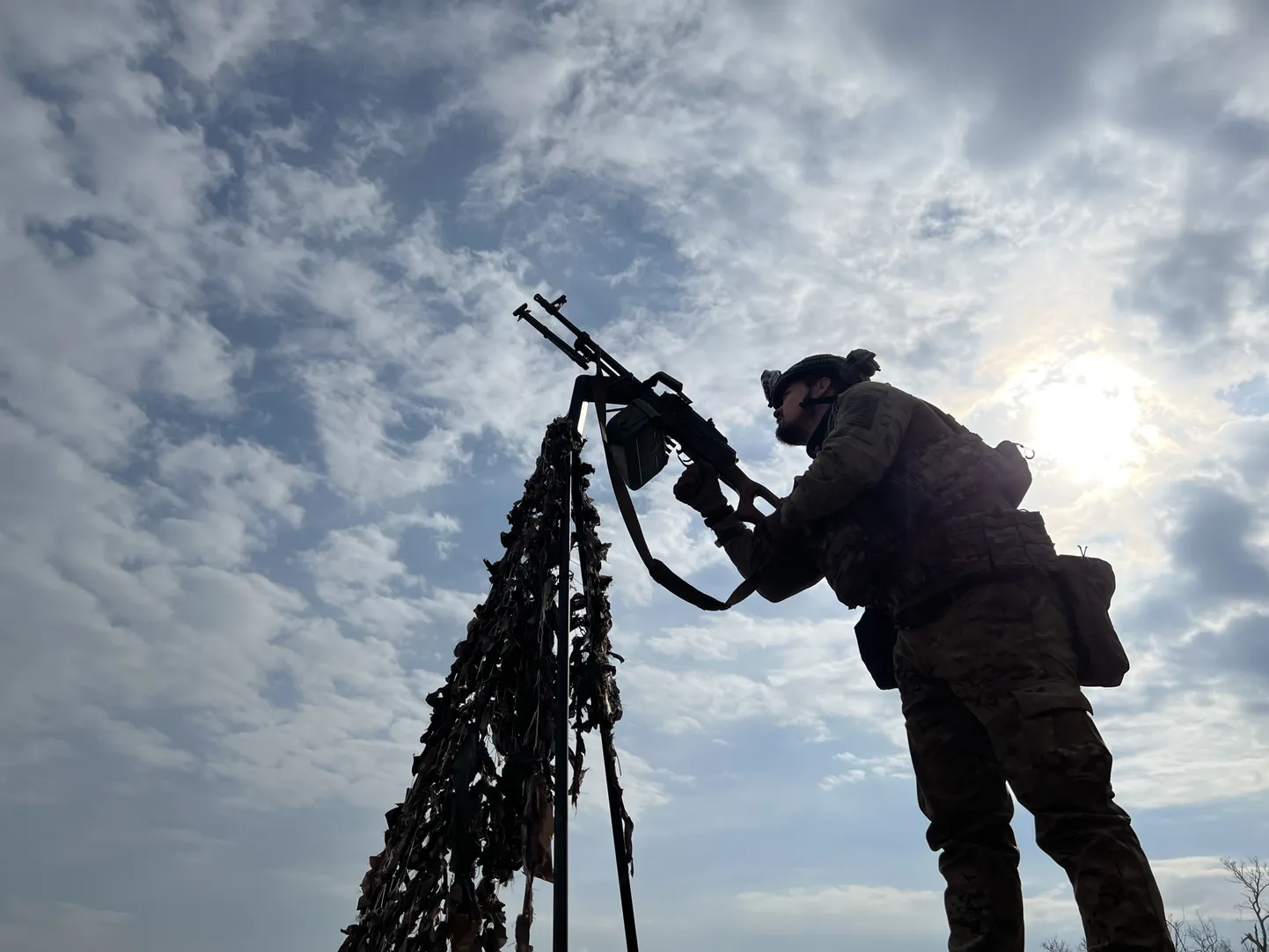 Ukraina ühe dessantbrigaadi lähiõhutõrje meeskonna komandör Dari positsioonil Tšassiv Jari ja Toretski vahel jälgimas taevast.