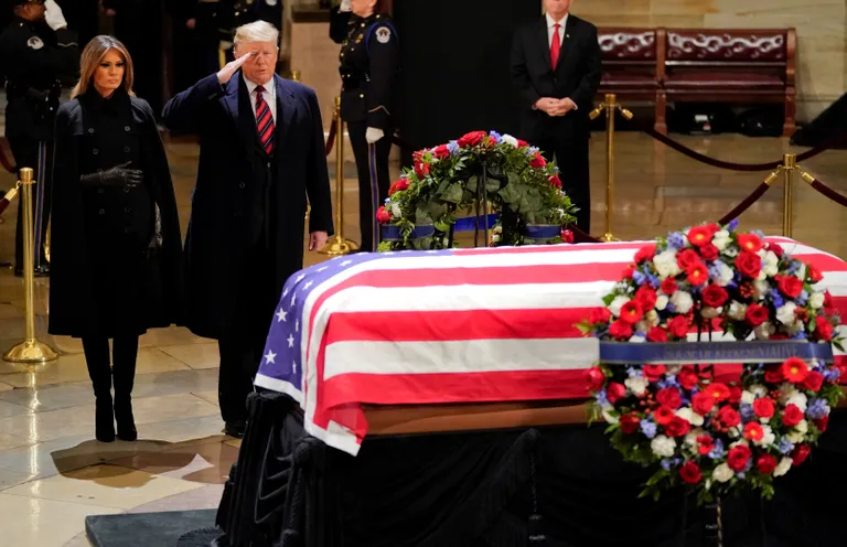 USA president Donald Trump ja esileedi Melania Trump ekspresidendi George HW Bushi sarga juures Kapitooliumis