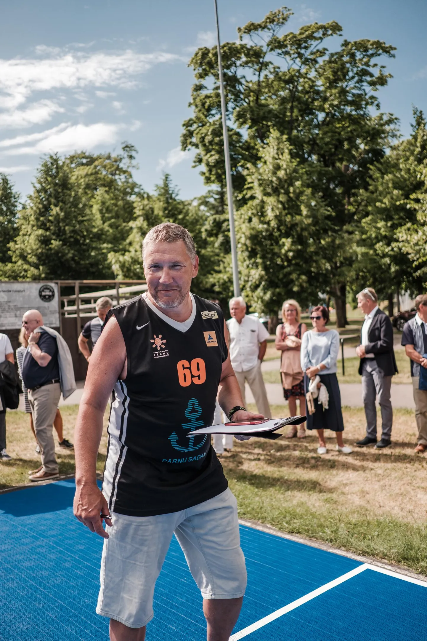 Spordientusiast Jaan Allik leiab, et suvepealinnas on häbiväärselt vähe korvpalliplatse.
