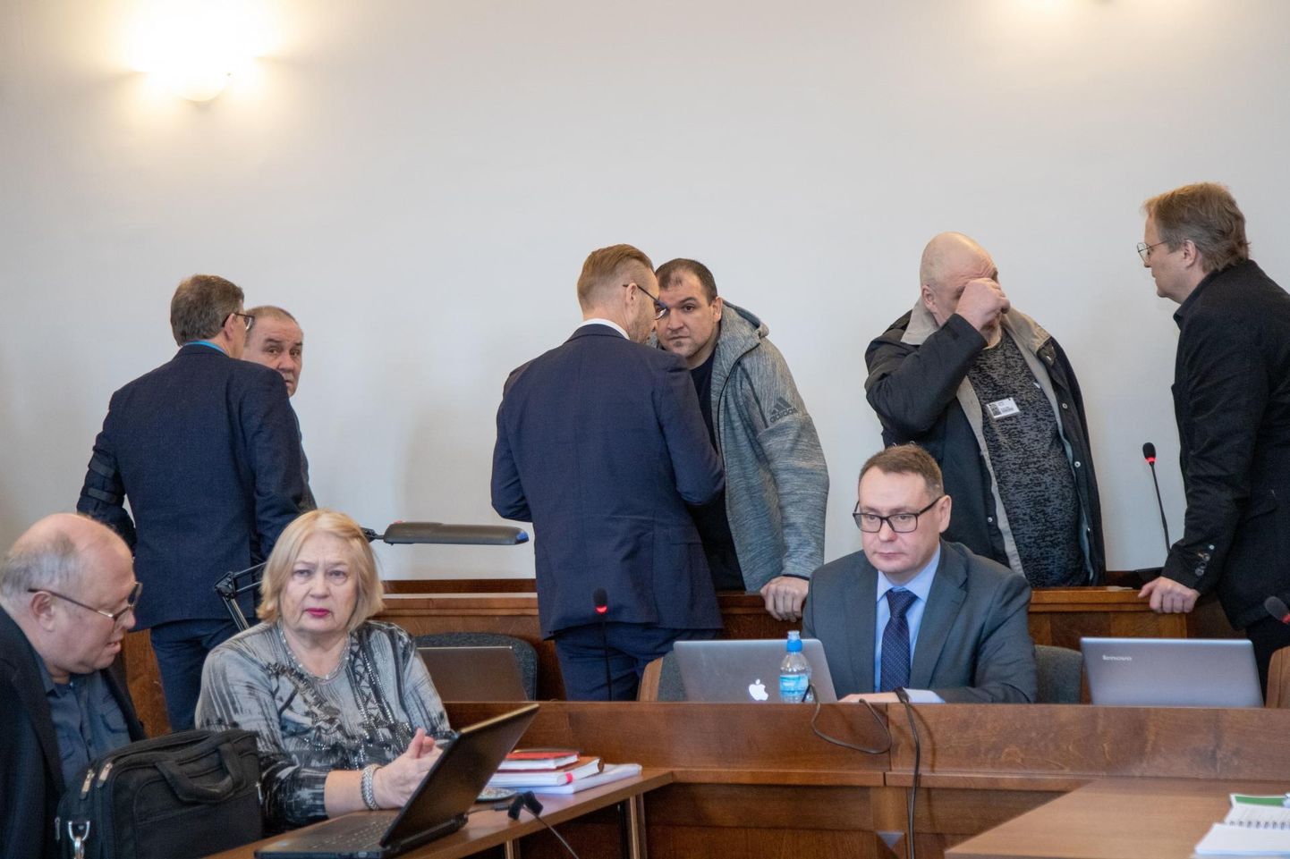 Andrejs Oleksikse (pildil kohtualustest vasakul), Vladimir Kalojevi (kohualustest keskel), Vello Janke (kohualustest paremal) ja Annely Andi üle jätkub kohtupidamine üldmenetluses.