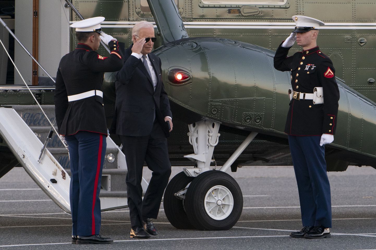 USA president Joe Biden saluteerib merejalaväelasi, kui ta lahkub presidendikopteri Marine One pardalt Delaware'i osariigis, kuhu ta suundus otse Valgest Majast, et esineda üliõpilastele ja rääkida õppelaenust.