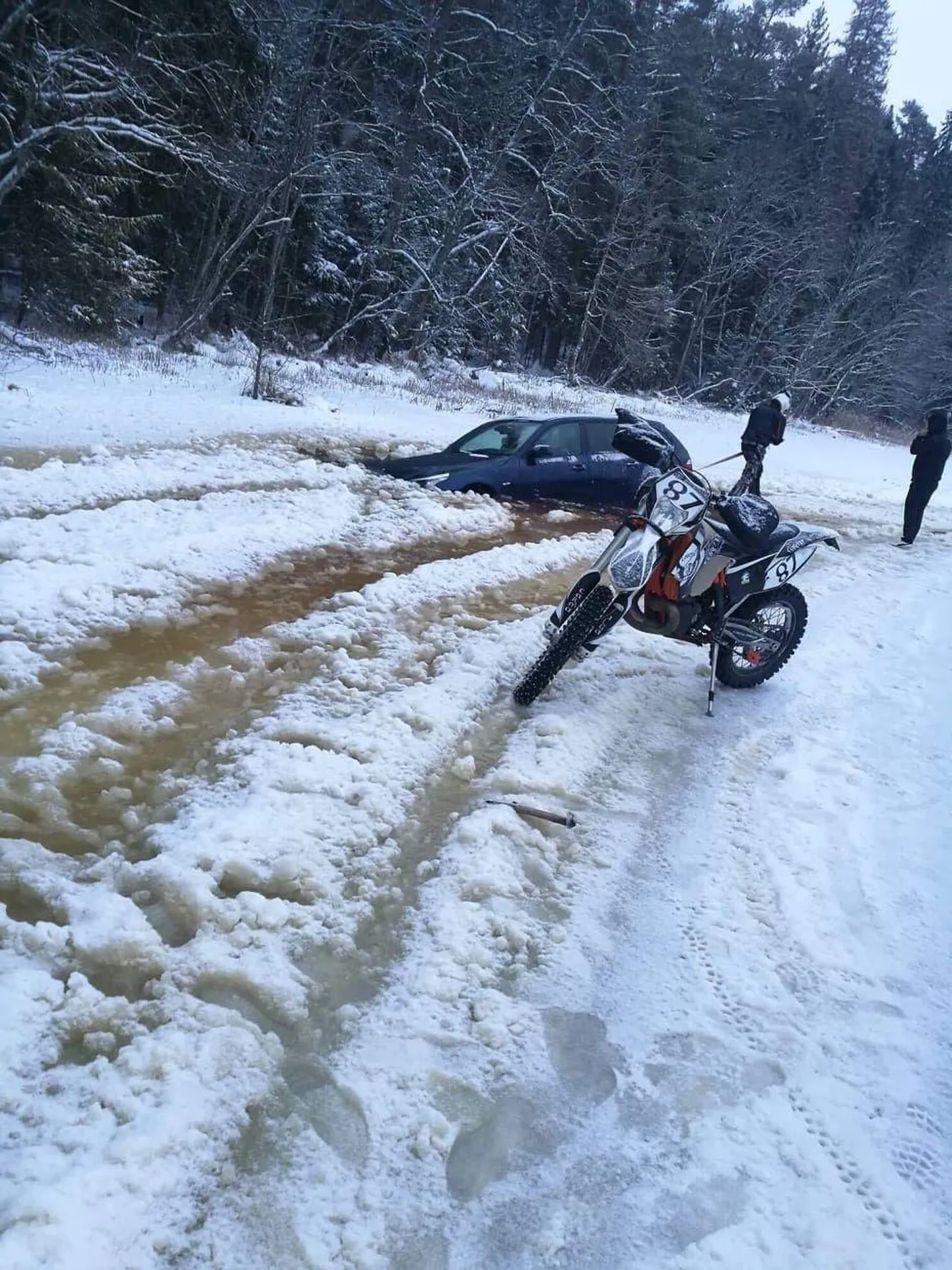 Eesti BMW vajus driftimise käigus otsapidi läbi Veskijärve jää.