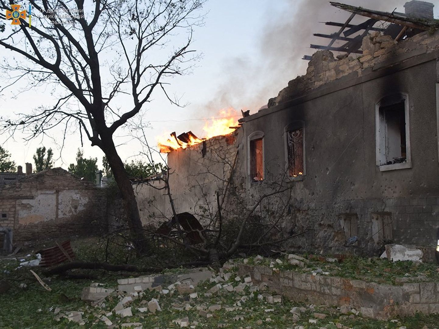 Горящий дом в Украине после атаки российских войск.
