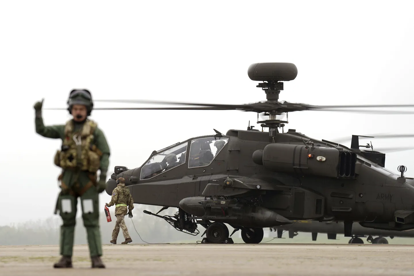 Ühendkuningriigi armee helikopterid Apache AH-64E täna Inglismaal Wattishamis, kust need suunduvad Eestisse NATO õppusele Steadfast Defender 24.