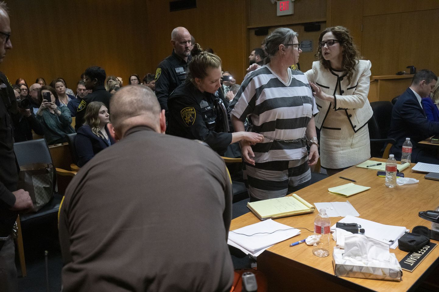 Oxfordi keskkooli massimõrvar Ethan Crumbley ema Jennifer Crumbley kohtusaalis pärast saatuslikku kohtuotsust 9. aprillil 2024. a.
