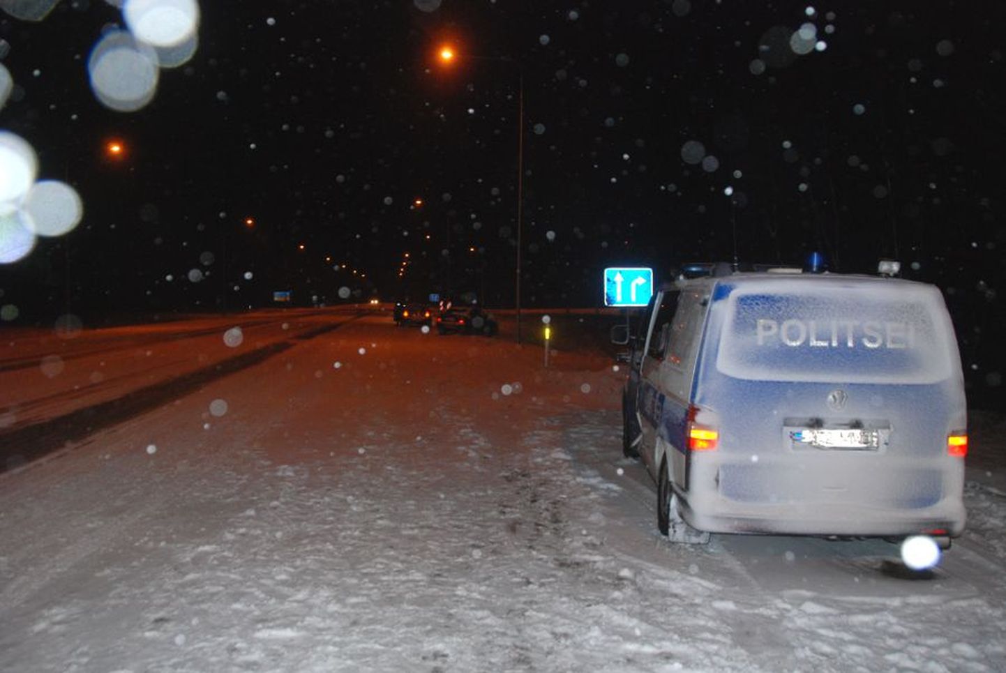 8. jaanuaril sõitis veokit kontrollinud politseibussile külje pealt otsa juhitavuse kaotanud Opel, mis paiskus eemale kraavi.