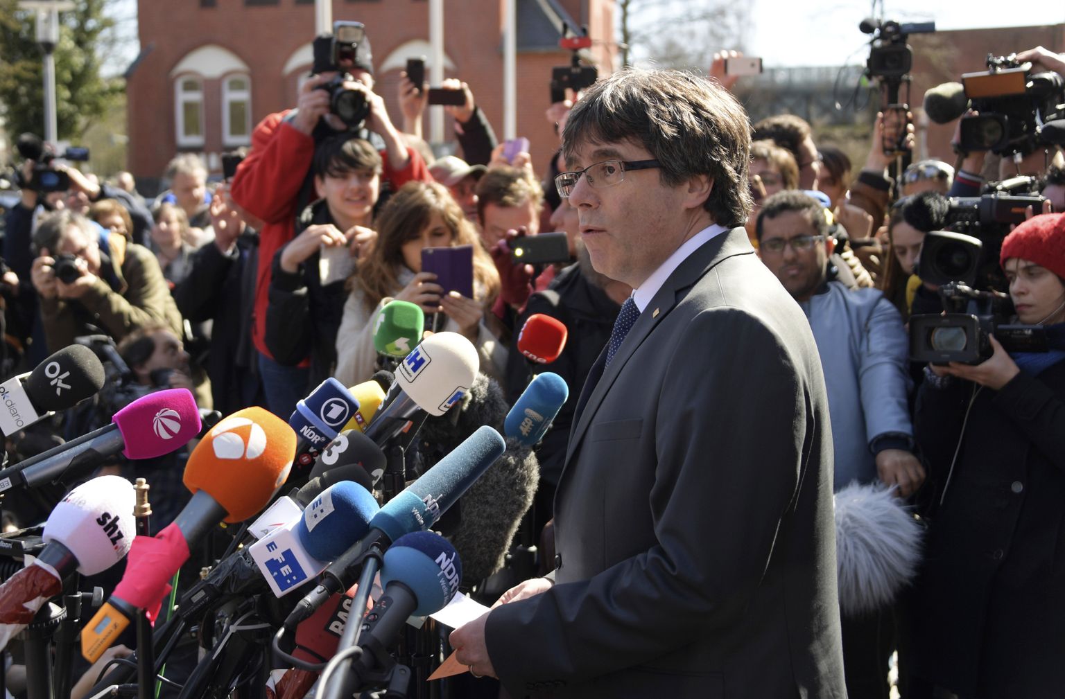 Carles Puigdemont vangla ees.