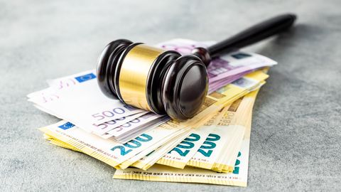 Vecāki iesūdz tiesā pilngadīgus bērnus: kā alimenti darbojas Latvijā