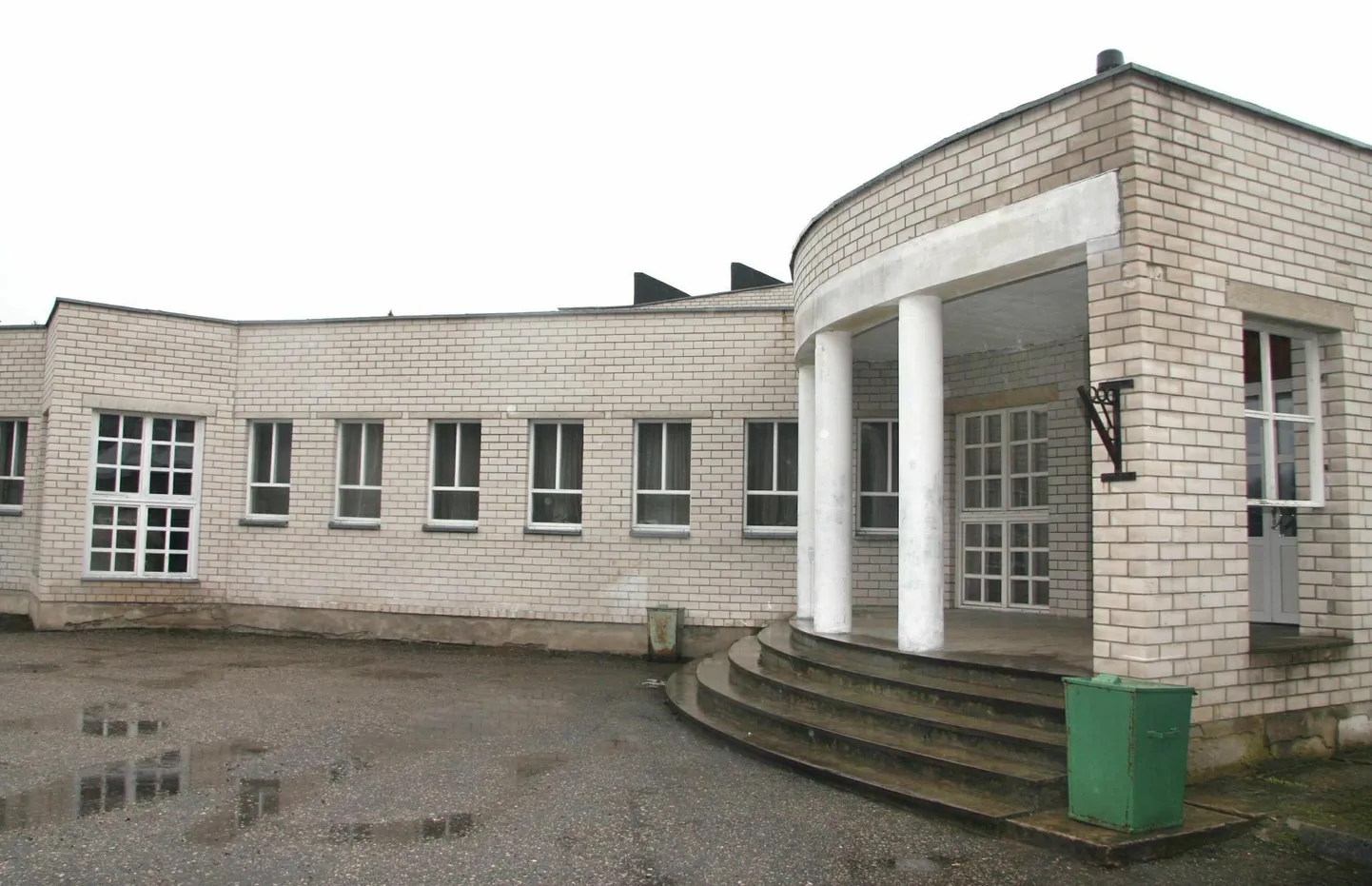 Tihemetsa huvi- ja spordikeskuse pesemisvõimalused ei vääri kohalike jutu järgi sauna nime.