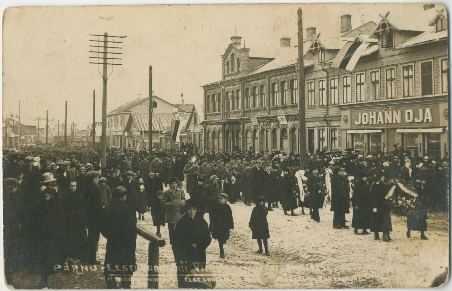 Vabariigi aastapäev 24. veebruaril 1925 - rahvahulk Pärnu kesklinnas Riia maanteel viib pärgi vabaduse eest langenute haudadele.