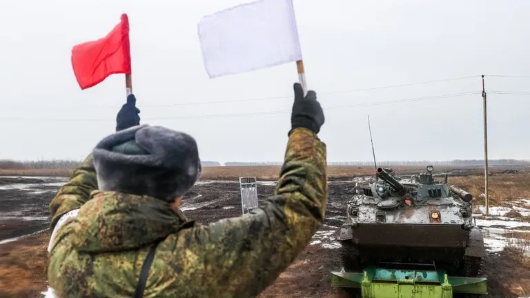 Российские военные учения проходили и еще продолжают проходить вблизи украинской границы. На фото - боевые стрельбы в Ростовской области
